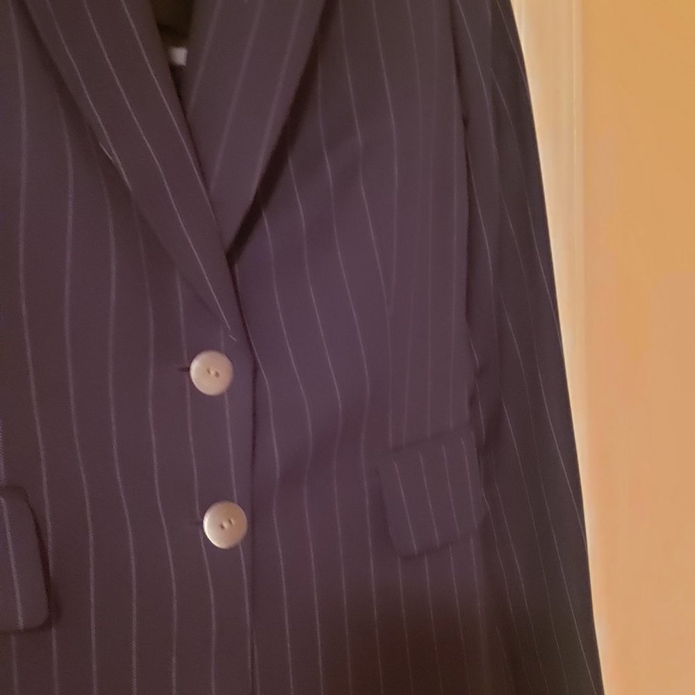 Suit - Picture 4 of 8
